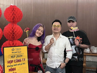 Phụ kiện hoá trang cầm tay vui nhộn chủ đề Happy New Year [Bằng gỗ - Nhiều kiểu] PK-GO-01